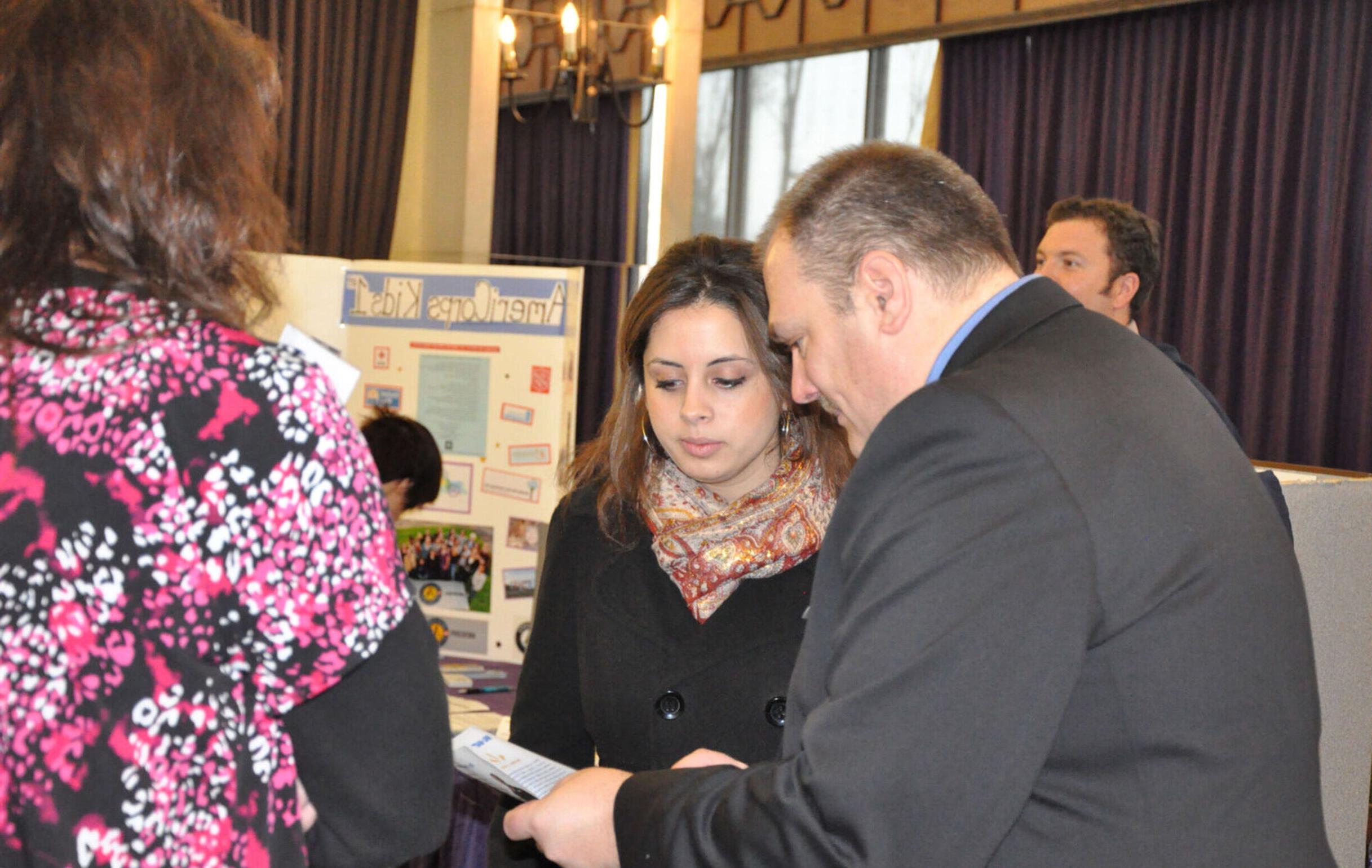 A student speaks with a job recruiter